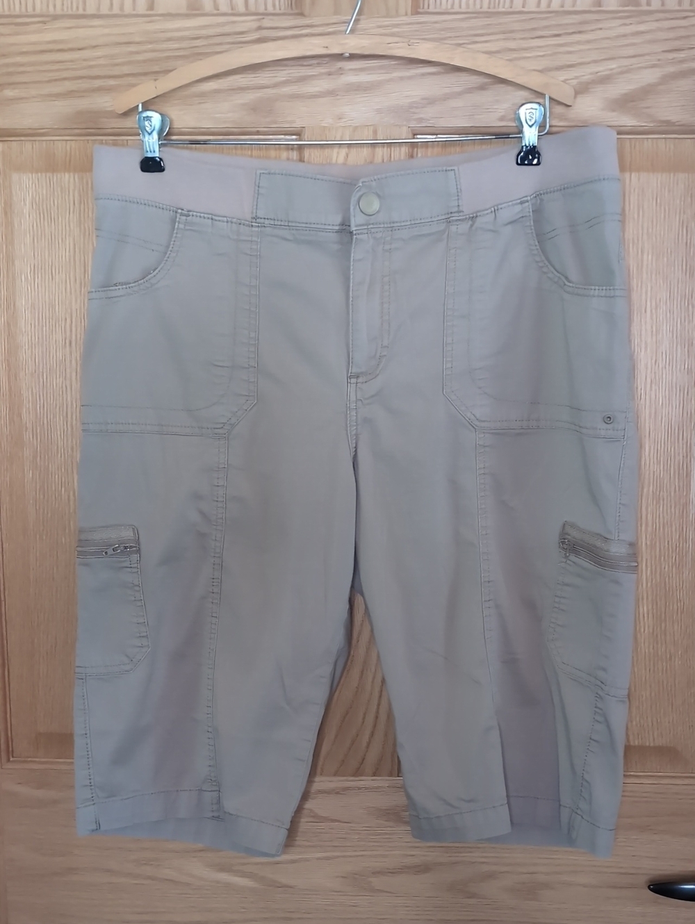 Sz 16P Lee Relaxed Fit Cargo Capris in Light Beige